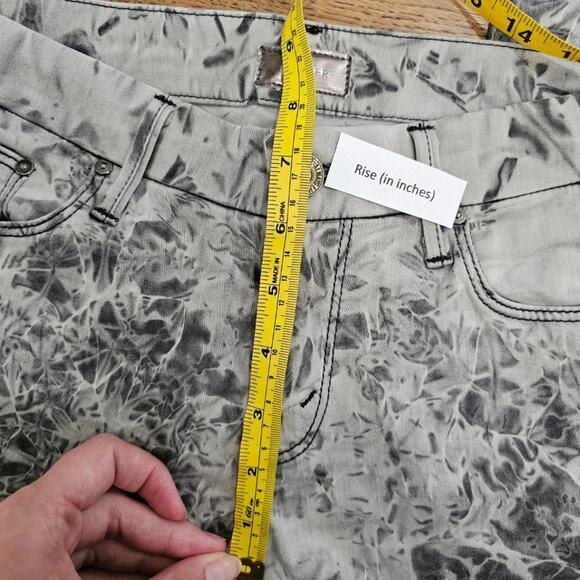 Mother The Looker in Rebel at Night - Picture 8 of 16